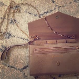 Travel clutch bag